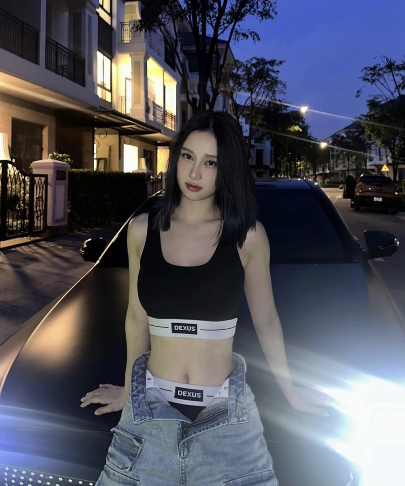 Jun vũ bikini tạo dáng với ô tô