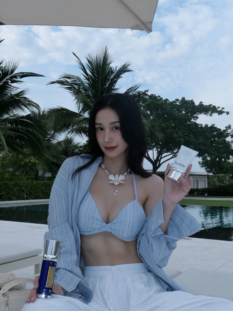 Jun vũ bikini xanh phối với áo khoác