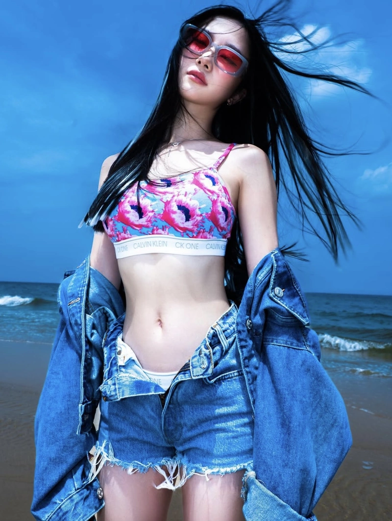 Jun vũ mặc bikini cực nghệ thuật