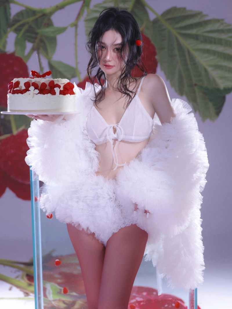 Jun vũ mặc bikini phối áo lông