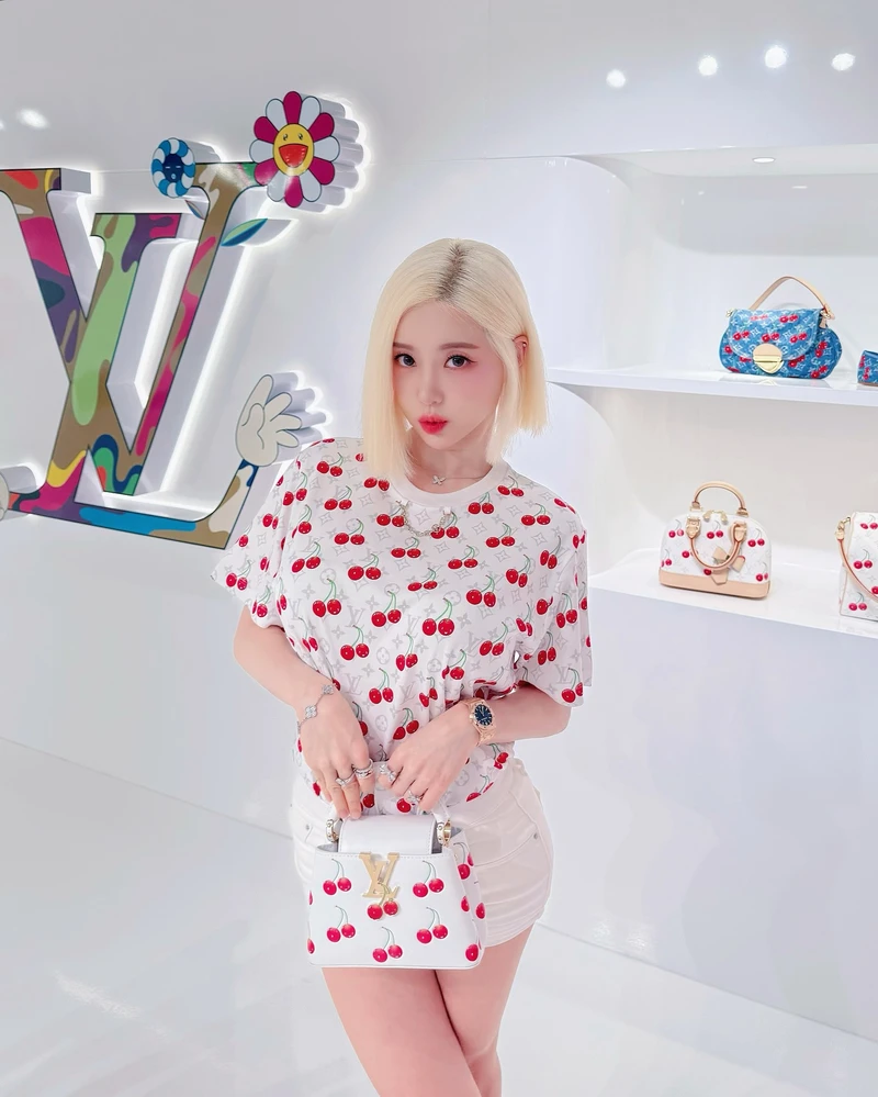 Khoảnh khắc DJ Soda bikini nổi bật bên hồ bơi nghỉ dưỡng