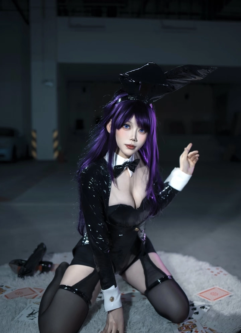 Khung cảnh cosplay nữ vú bự với ánh sáng tạo chiều sâu