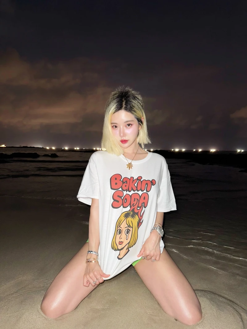 Khung hình DJ Soda mặc bikini nổi bật trên bờ cát vàng