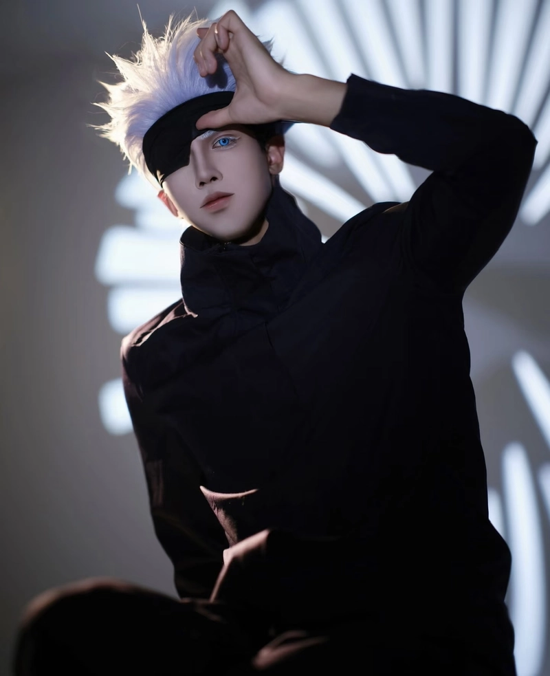 Khung hình Gojo cosplay với ánh mắt ẩn sau băng che