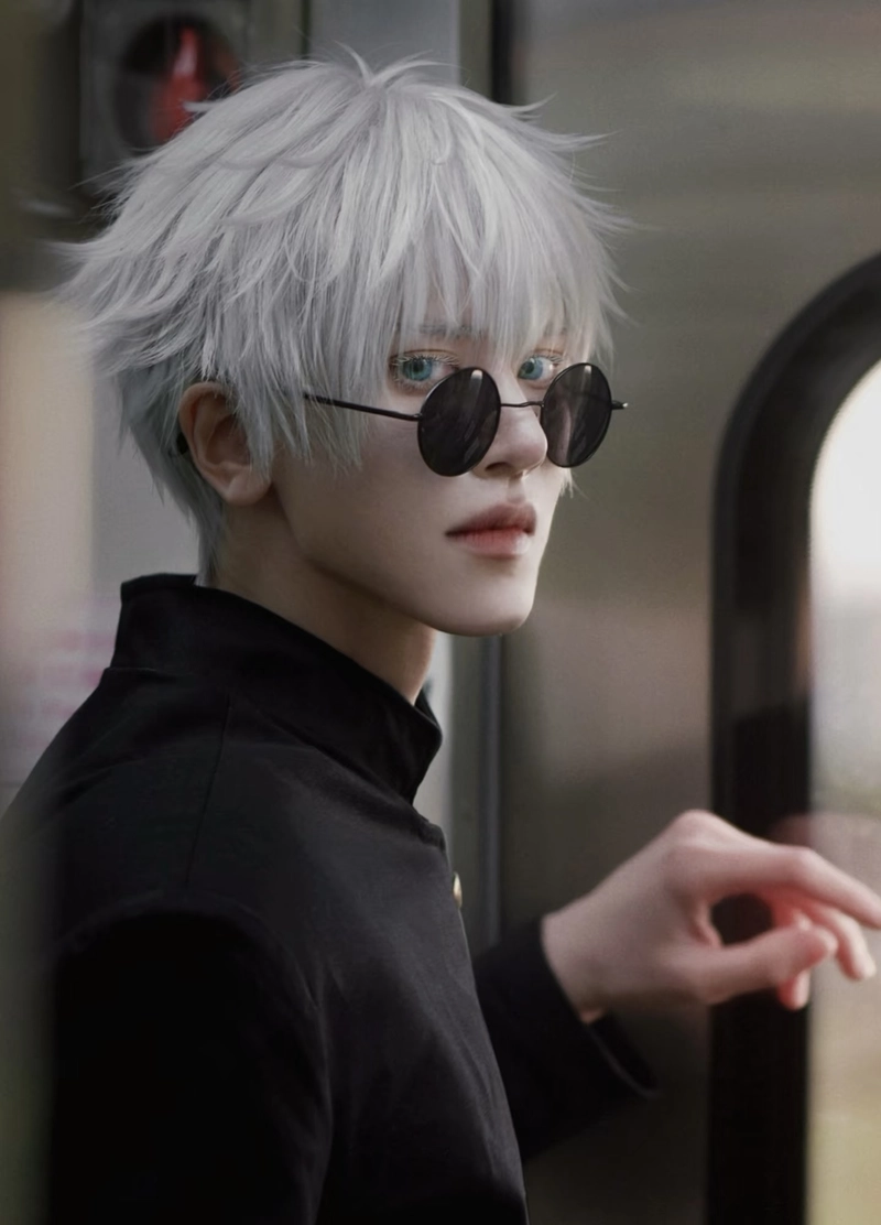 Khung hình Gojo cosplay với ánh mắt sáng sau lớp che