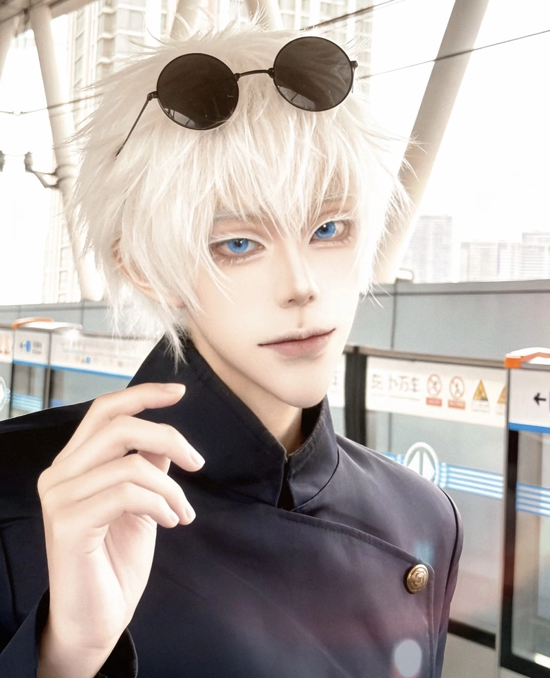 Khung hình Gojo cosplay với ánh nhìn lạnh cuốn hút