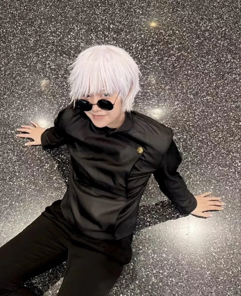 Khung hình Gojo cosplay với ánh nhìn sắc tạo điểm nhấn