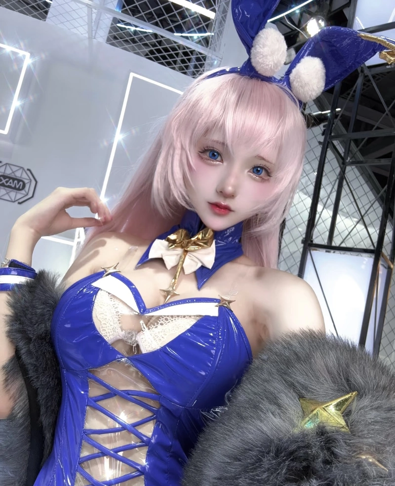 Khung hình cosplay nữ vú bự với ánh sáng làm nổi bật vóc dáng