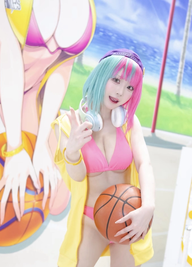 Khung hình cosplay nữ vú bự với nét mặt cuốn hút tự nhiên