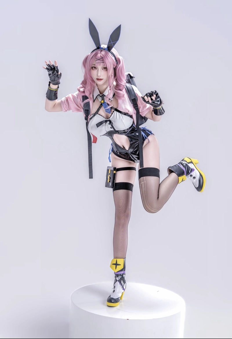 Khung hình cosplay nữ vú bự với trang phục ôm dáng tinh tế