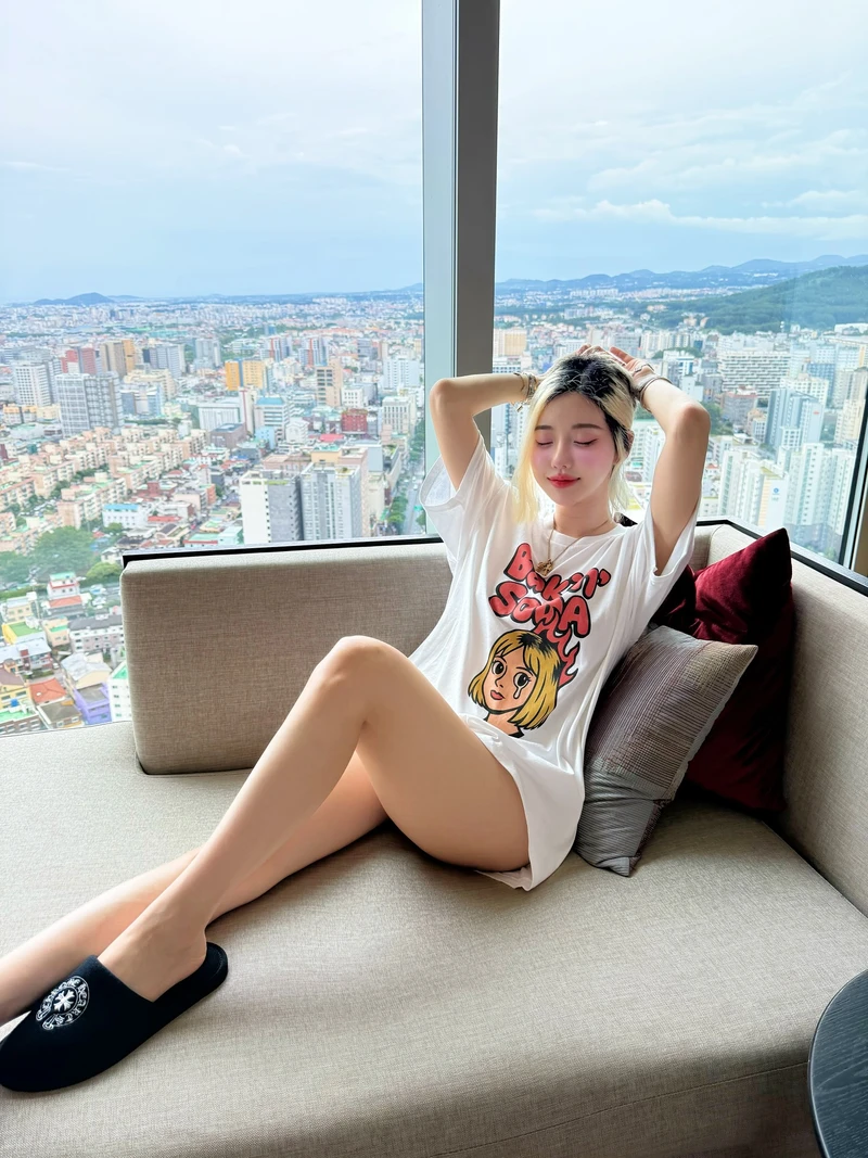 Mỹ nữ DJ Soda tạo dáng bikini với phong cách hiện đại