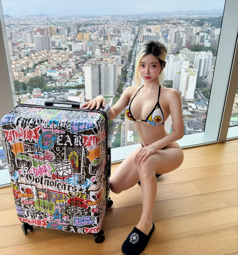 Sắc vóc nổi bật của DJ Soda trong trang phục bikini trắng