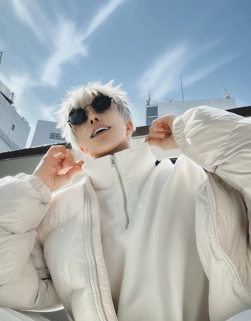Tạo hình Gojo cosplay đứng yên với phong thái tự tin