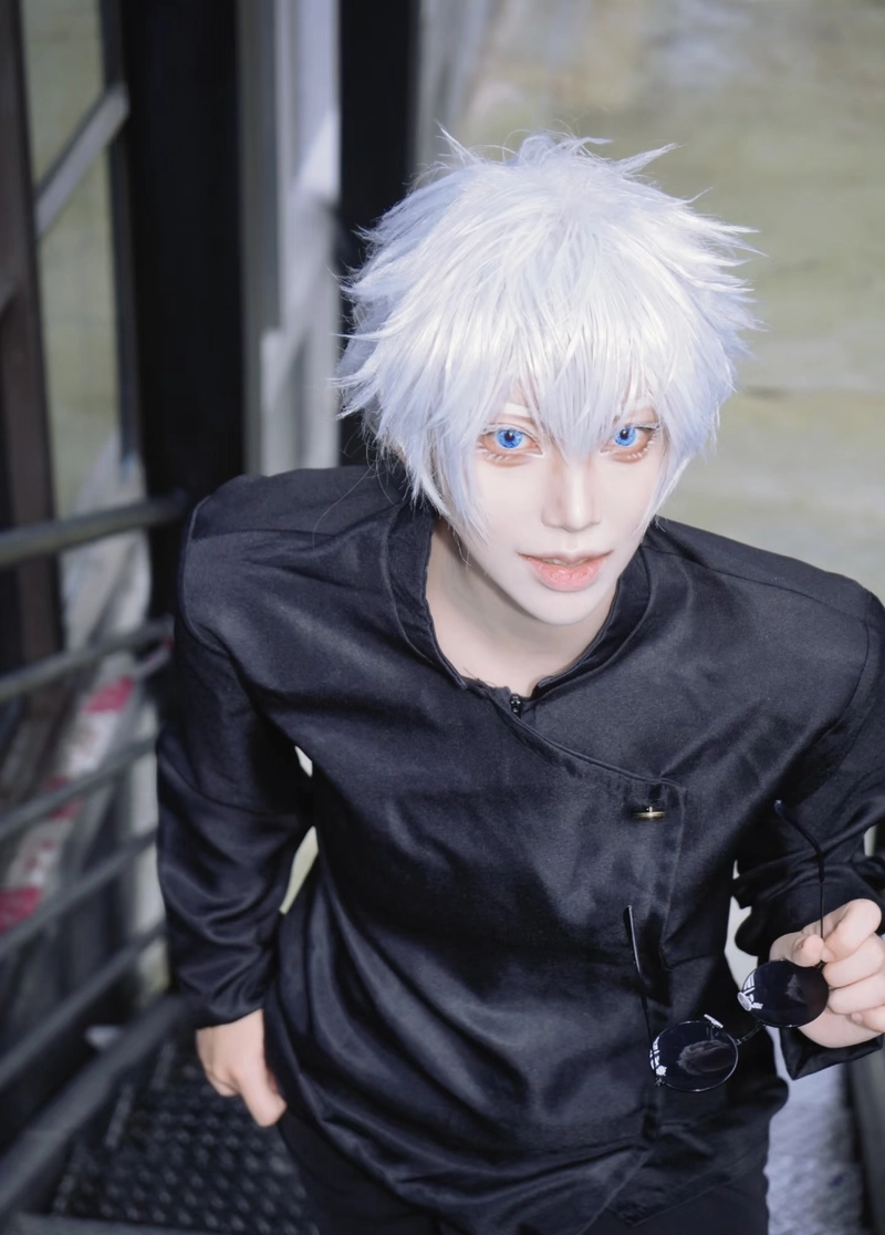 Tạo hình Gojo cosplay với ánh sáng làm nổi bật nhân vật