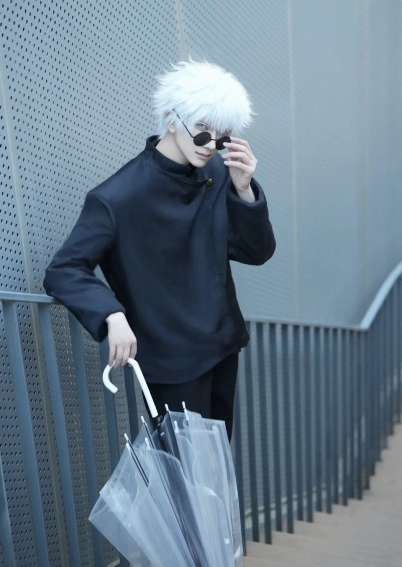 Tạo hình Gojo cosplay với dáng đứng thư thái tự nhiên