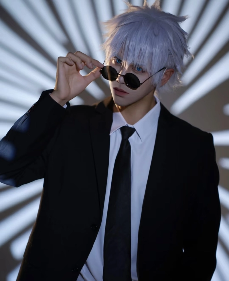 Tạo hình Gojo cosplay với mái tóc sáng nổi bật