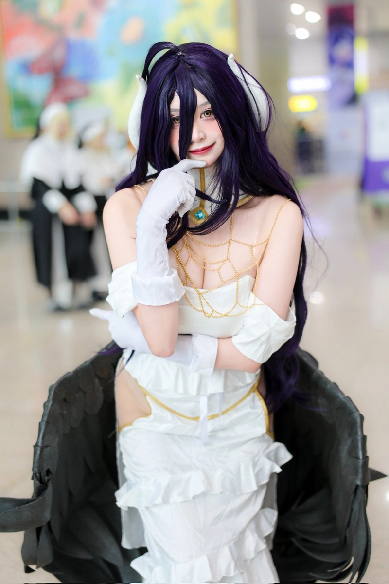 Albedo cosplay thần thái lạnh lùng cuốn mắt