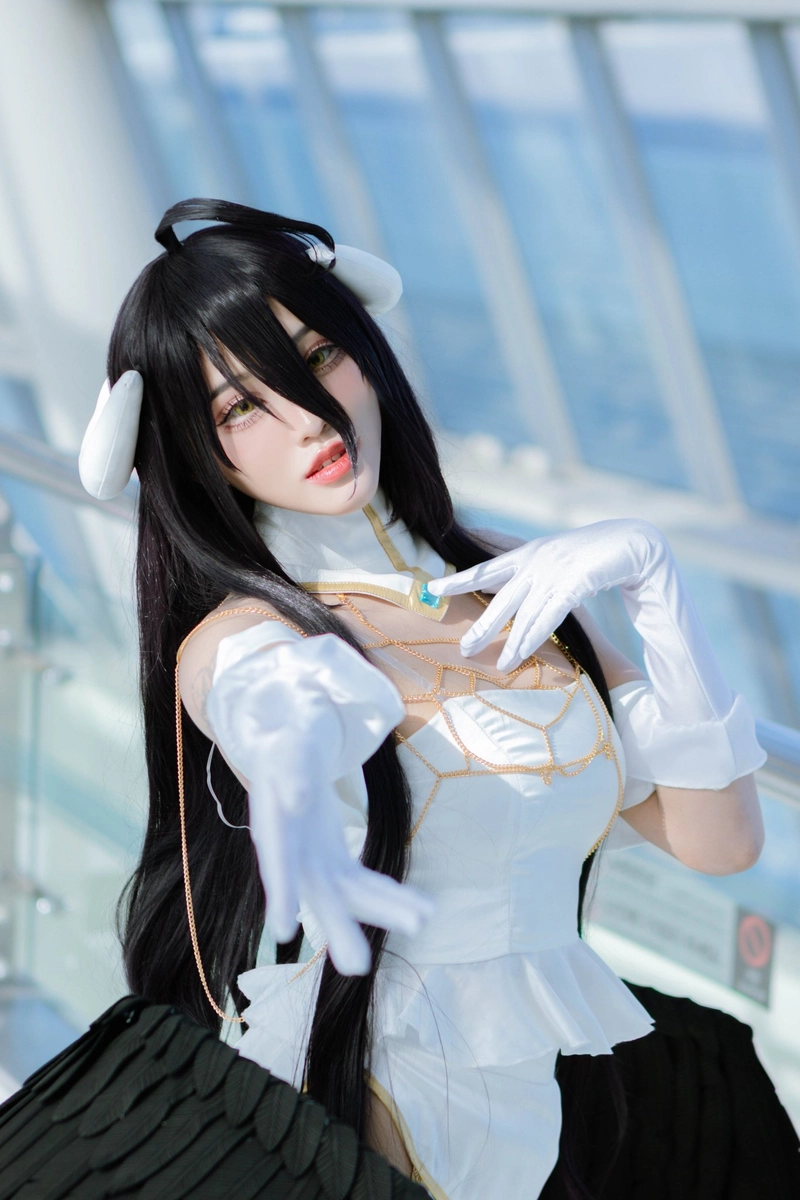 Ảnh Albedo cosplay mang vẻ đẹp quyền lực