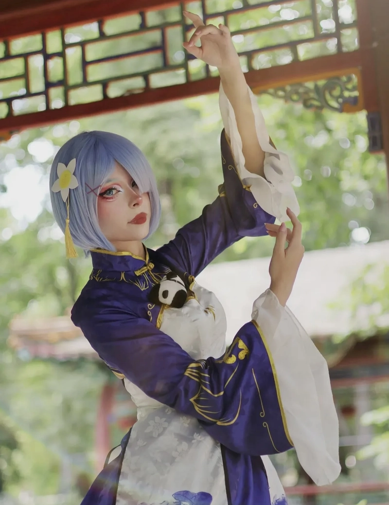 Ảnh Rem cosplay với thần thái nhẹ nhàng