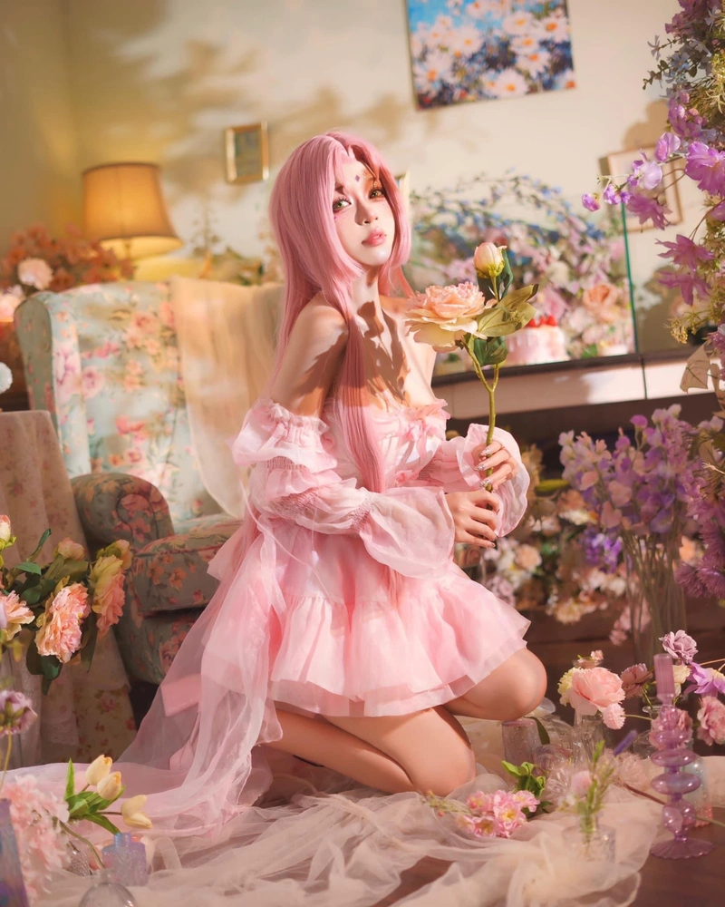 Ảnh Sakura Haruno cosplay nổi bật với mái tóc hồng đặc trưng