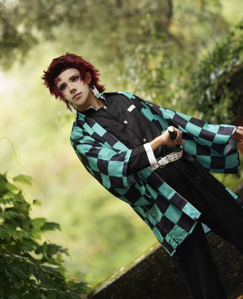 Ảnh Tanjiro cosplay với bộ haori caro đặc trưng