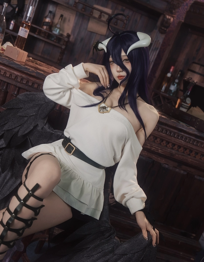 Ảnh cosplay Albedo đẹp nổi bật trong phong cách fantasy