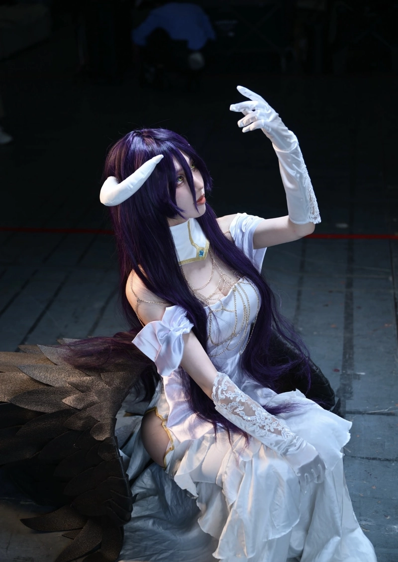 Ảnh cosplay Albedo sở hữu thần thái chuẩn nữ vương anime