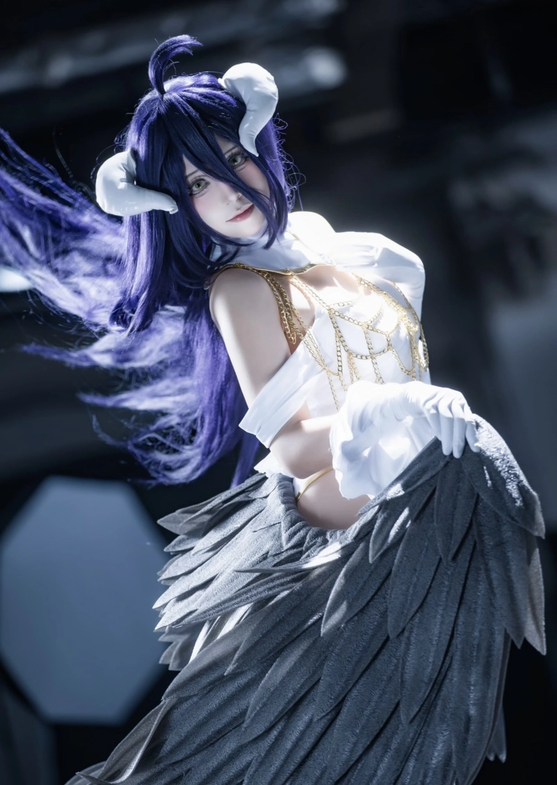 Ảnh cosplay Albedo với visual cuốn hút đầy quyền lực