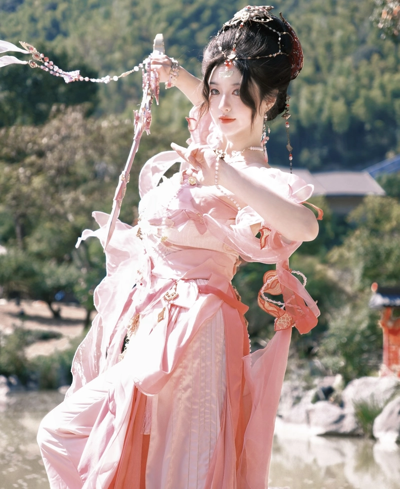 Ảnh cosplay cổ trang người xem say mê ánh nhìn