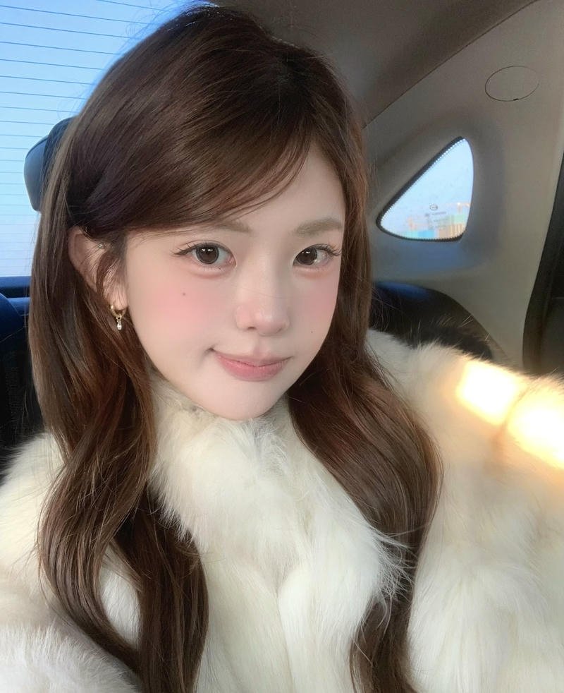 Ảnh gái xinh douyin với highlight nhẹ trên sống mũi