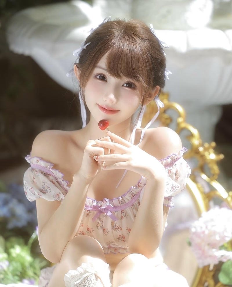 Ánh nắng buổi sáng chiếu nhẹ lên gương mặt gái xinh 2k3