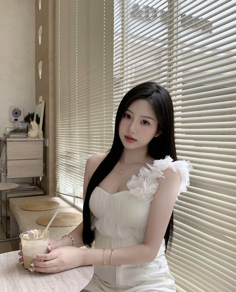 Ánh sáng cửa sổ chiếu lên gương mặt gái xinh 2k3