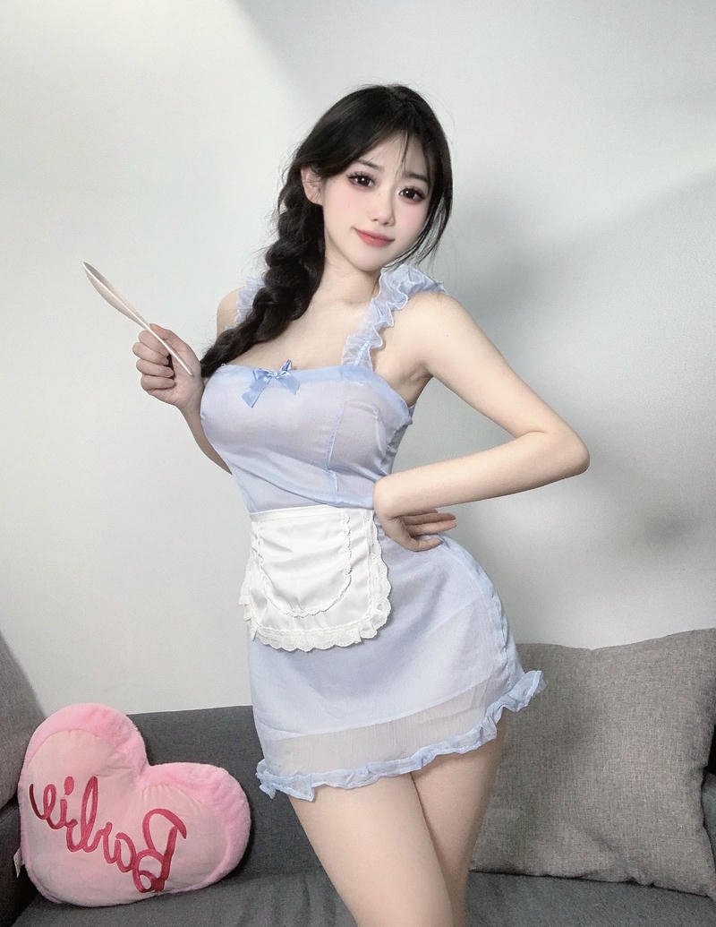 Ánh sáng dịu trong nhà tôn lên nét trẻ trung gái xinh 2k3