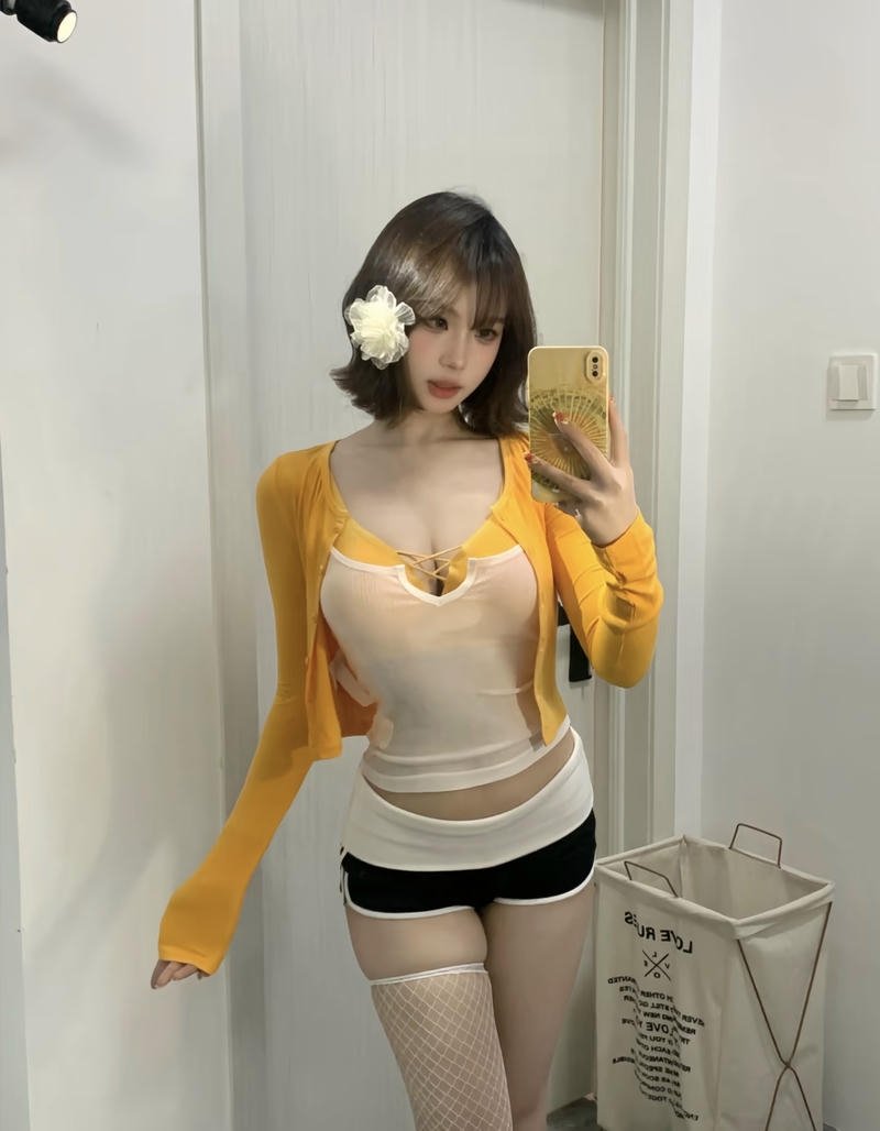 Ánh sáng mềm chiếu lên gương mặt ảnh gái xinh 2k2