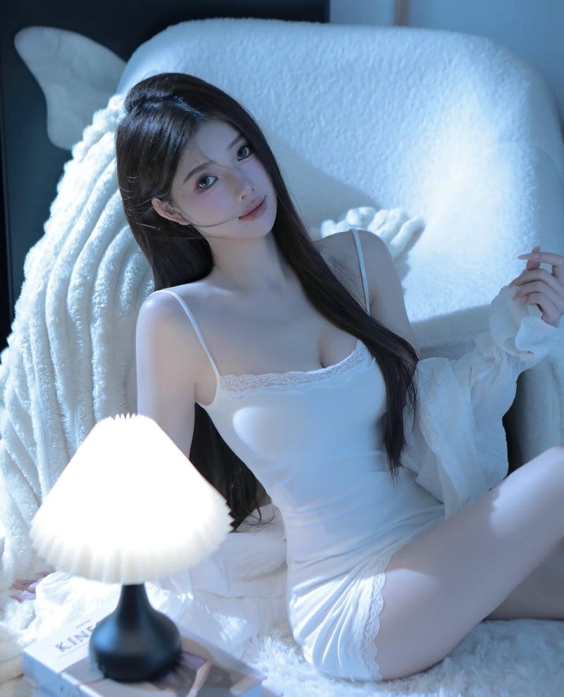 Ánh sáng mềm chiếu lên khuôn hình gái xinh 2k3