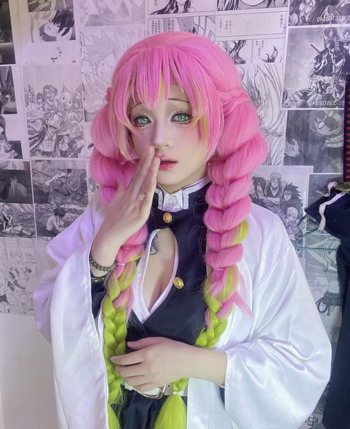 Bức ảnh mitsuri cosplay ánh mắt ấm áp