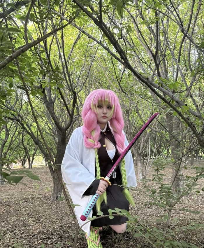 Bức ảnh mitsuri cosplay mái tóc hai màu