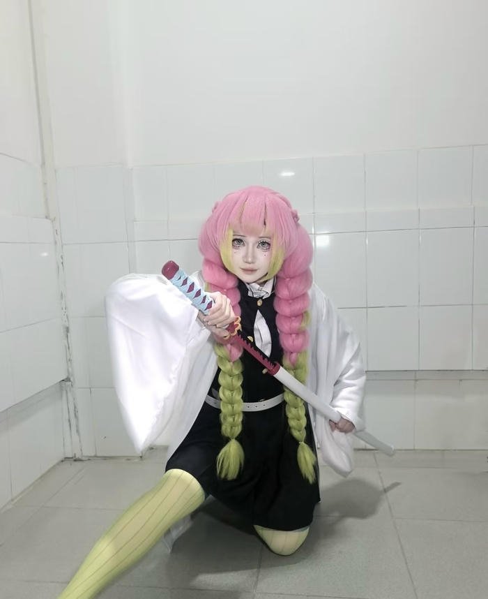 Bức ảnh mitsuri cosplay phong cách kiếm sĩ