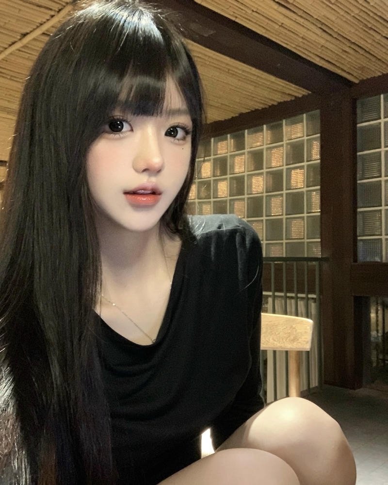 Bức gái xinh 2k8 thể hiện vẻ ngoài thanh thoát nhẹ nhàng