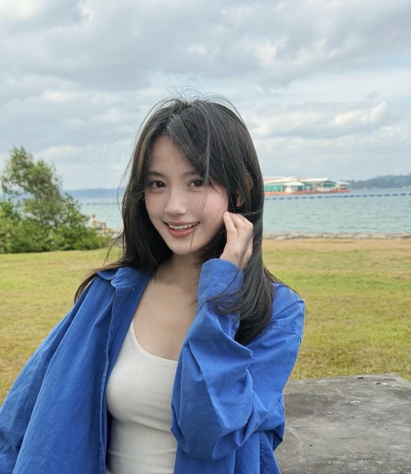 Bức gái xinh 2k8 toát lên vẻ thanh tú rất cuốn mắt