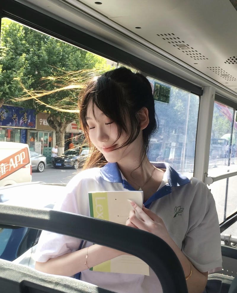 Bức gái xinh cấp 3 thể hiện vẻ ngoài cuốn mắt