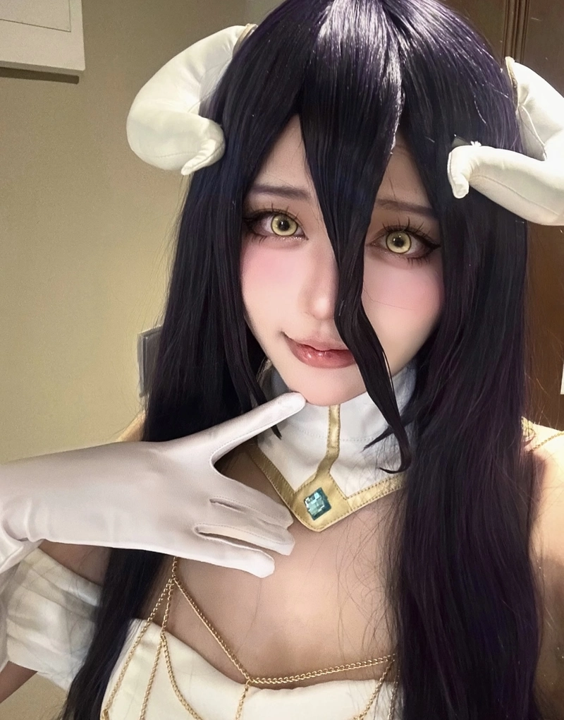 Cosplay Albedo đẹp ma mị như nữ hoàng bóng đêm