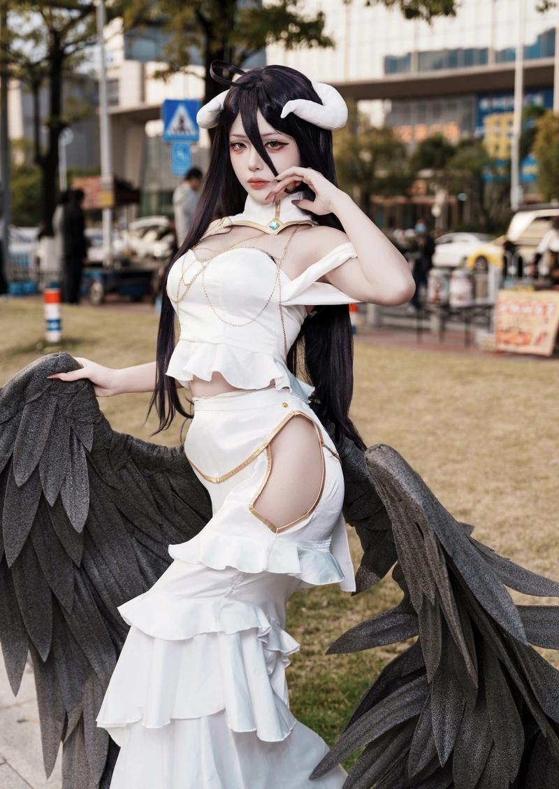 Cosplay Albedo khiến fan Overlord không thể rời mắt