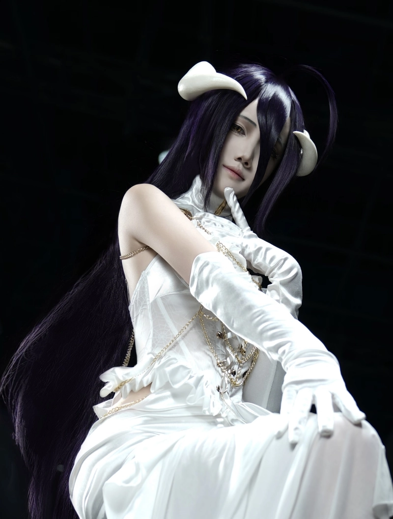Cosplay Albedo mang khí chất sang trọng