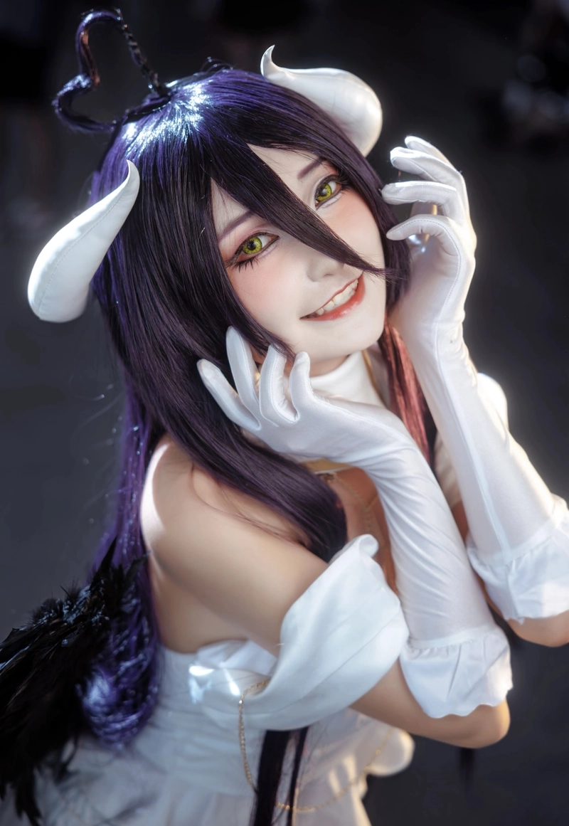 Cosplay Albedo tái hiện nhân vật cực kỳ sống động
