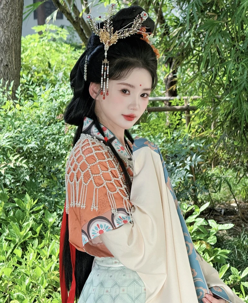 Cosplay cổ trang sở hữu thần thái đầy mê hoặc