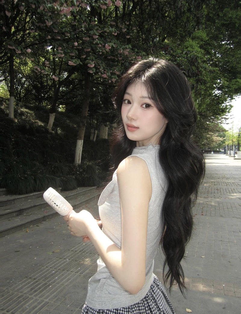 Dáng đứng duyên dáng của gái xinh 2k5