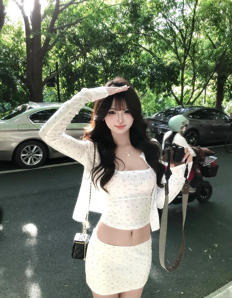 Dáng đứng nhẹ nhàng thể hiện vẻ duyên của gái xinh 2k4
