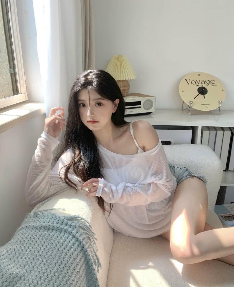 Đường cong gương mặt mềm mại của gái xinh 2k4