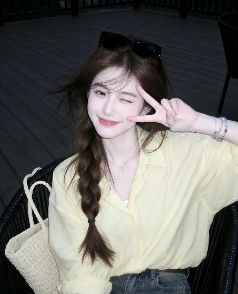 Gái xinh 2k7 thể hiện nét riêng qua cách tạo dáng